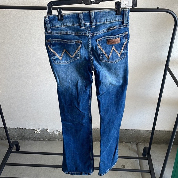 Women Jean. Wrangler boot cut. Size 0 - Picture 2 of 5